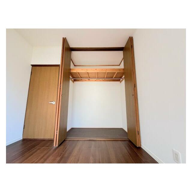 「2階南東側洋室＿約7.5帖」大きなクローゼットがございます。