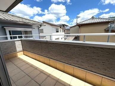 ２Ｆワイドバルコニー。東向きのため、陽当たり良好でお洗濯も乾きやすいです♪