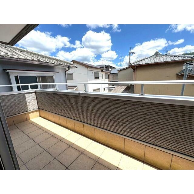 ２Ｆワイドバルコニー。東向きのため、陽当たり良好でお洗濯も乾きやすいです♪