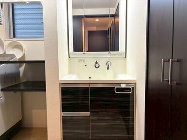 洗面・脱衣スペース。床下収納・洗濯機置き場ございます♪