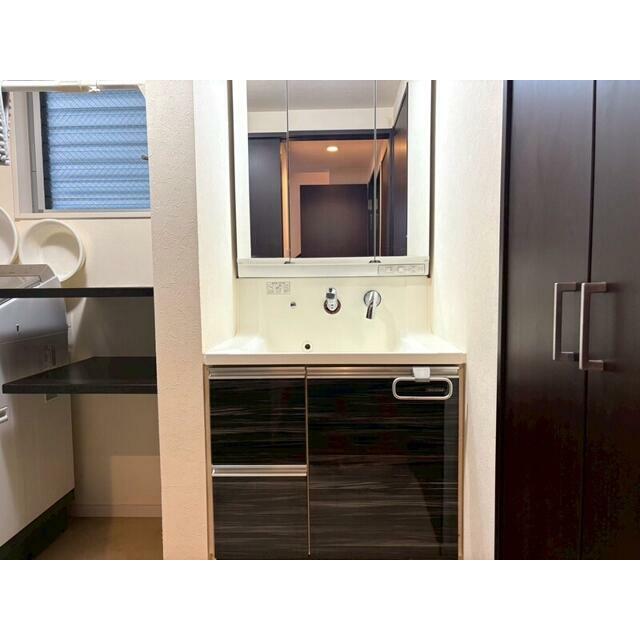 洗面・脱衣スペース。床下収納・洗濯機置き場ございます♪