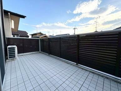 広々とした２Ｆテラス！陽当たり・通風・眺望良好です♪