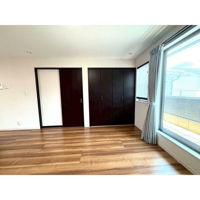 東側からの採光があり、陽当たり良好な１８帖リビングスペース！床暖房付き♪