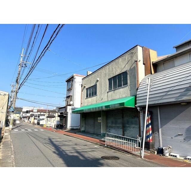 公道：西側約６ｍ／接面約９．５ｍ　広々とした幅員・接道ですので陽当たり良好です♪