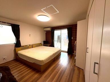 １Ｆ９．５帖洋室。２面採光の明るい広々とした空間！主寝室や来客スペースとしてもお使いいただけます♪