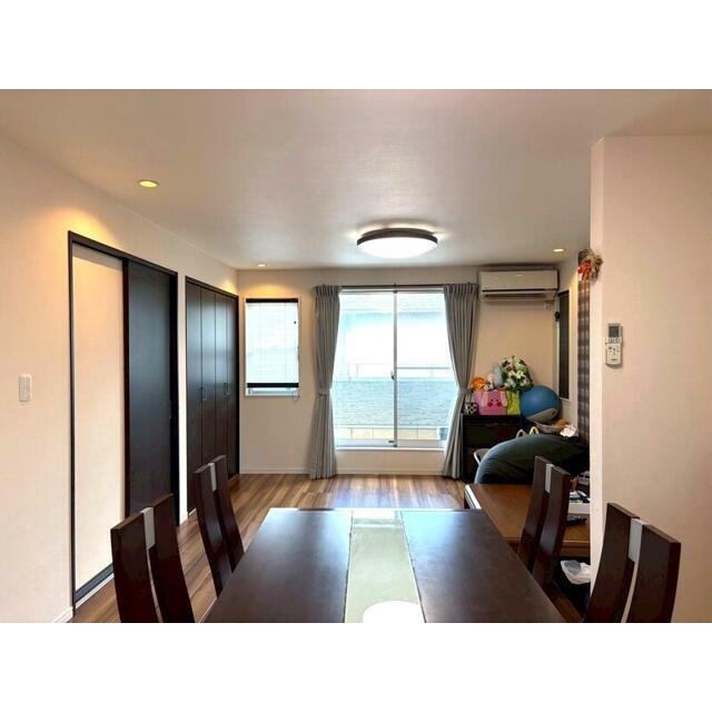 ２Ｆ１８帖ＬＤＫ。広々としたリビング！床暖房２ヶ所あり、寒い冬も温かくお過ごしいただけます♪