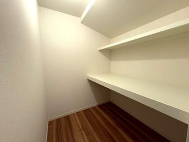 ３Ｆウォークインクローゼット。棚付きでお荷物たくさん収納していただけます♪