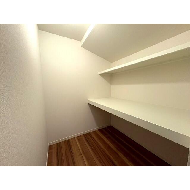 ３Ｆウォークインクローゼット。棚付きでお荷物たくさん収納していただけます♪