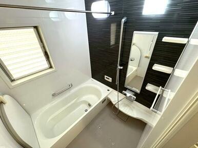 窓付きで明るい１坪タイプの浴室！オートバス・追い炊き機能・浴室暖房乾燥機付きです♪