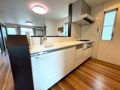 対面式カウンターキッチンですので、ご家族の様子を見ながらお料理していただけます♪　食洗器付き！