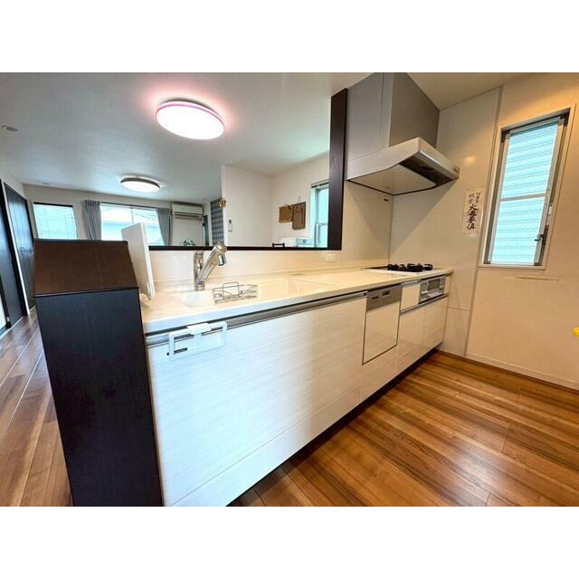 対面式カウンターキッチンですので、ご家族の様子を見ながらお料理していただけます♪　食洗器付き！