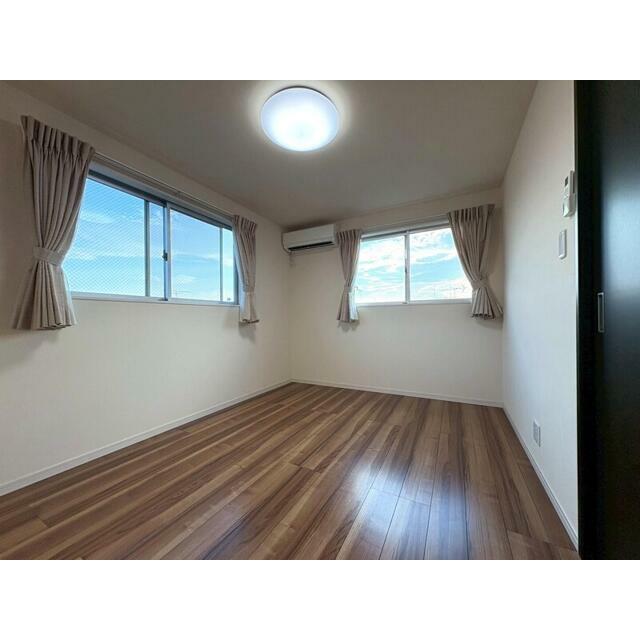 ３Ｆ西側洋室６帖。クローゼット付きでお荷物スッキリ片付きます♪