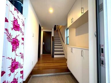 玄関スペース。上下収納付きのシューズボックス！左手には１帖分の広々としシューズインクロークあり！