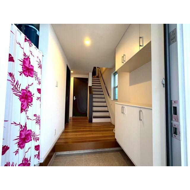 玄関スペース。上下収納付きのシューズボックス！左手には１帖分の広々としシューズインクロークあり！