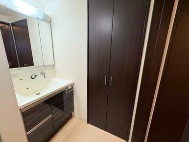 三面鏡のシャワー付き洗面化粧台！