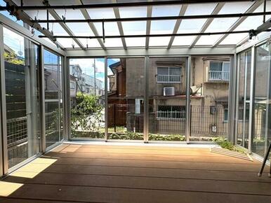 陽当たり良好な広々とした１Ｆサンルーム！雨の日もお洗濯物たっぷり干していただけます♪