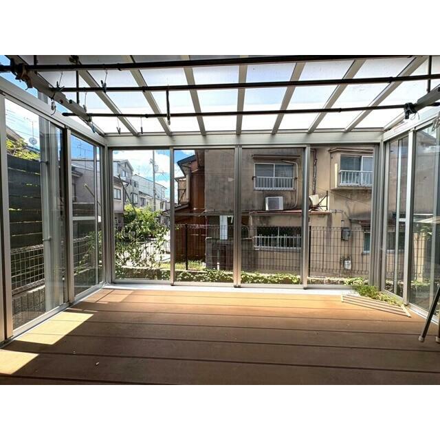 陽当たり良好な広々とした１Ｆサンルーム！雨の日もお洗濯物たっぷり干していただけます♪