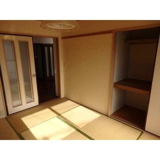 和室からもバルコニーへ出られます。