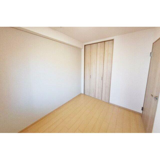 洋室2：貼り替えたベージュカラーのアクセントクロスで落ち着いた雰囲気。シンプルさが魅力。