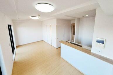 LDK：リフォーム済みで清潔感が溢れます。家具配置のしやすいシンプルな間取りです。