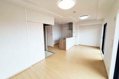 LDK：リビング横の和室と繋げて使えばさらに広々とした印象に。暮らしに合わせて使える利便性が魅力。