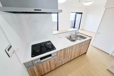 キッチン：木目調の扉が温かみを演出する新調済みのシステムキッチン。食洗機・浄水器付で家事効率アップ。