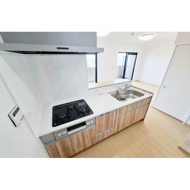 キッチン：木目調の扉が温かみを演出する新調済みのシステムキッチン。食洗機・浄水器付で家事効率アップ。