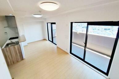 LDK：明るい南東向きの窓から光が差し込む約13.3帖のLDK。家族が自然と集まる心地よい空間です。