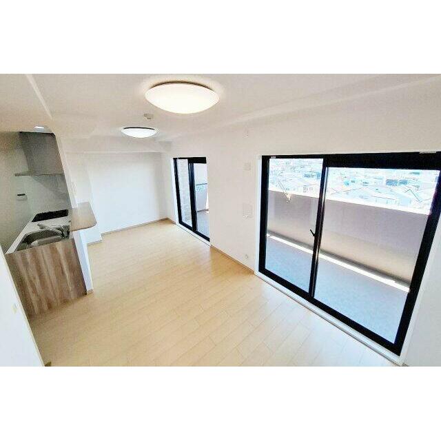 LDK：明るい南東向きの窓から光が差し込む約13.3帖のLDK。家族が自然と集まる心地よい空間です。