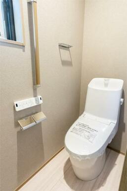 １Ｆトイレです。温水洗浄便座付きで年中快適です。窓があるので空気がこもりません。