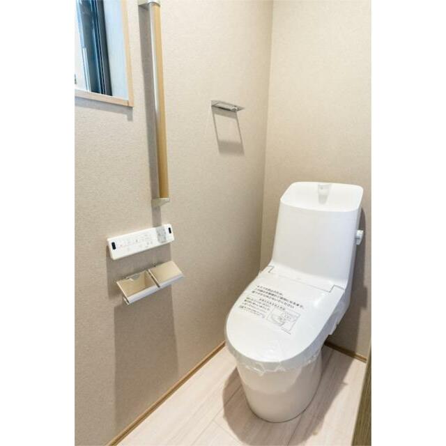 １Ｆトイレです。温水洗浄便座付きで年中快適です。窓があるので空気がこもりません。