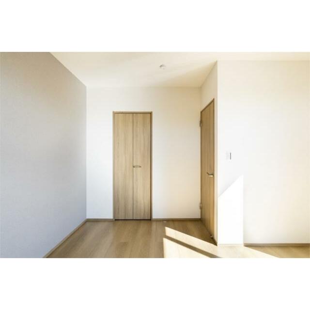 主寝室は７．２帖あります。ウォークインクローゼット付きです。衣類やバッグなどたくさん収納できます。