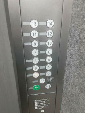 エレベーターはペットが乗っていることをお知らせします。