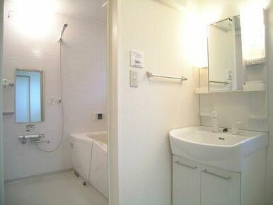 脱衣・洗面所～浴室。