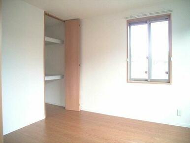 布団も収納できる奥行きのあるクローゼット。