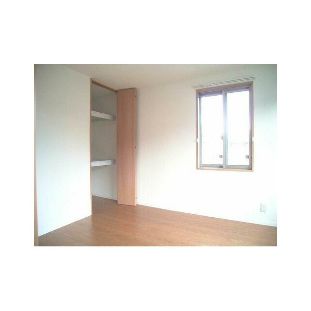 布団も収納できる奥行きのあるクローゼット。