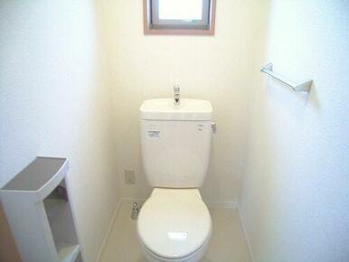 窓の上には収納棚あり。明るいトイレで気分爽快。