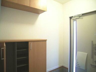 天井まである玄関収納にはたくさんの靴が収納できます。飾り棚には絵？花？何を飾りましょう。