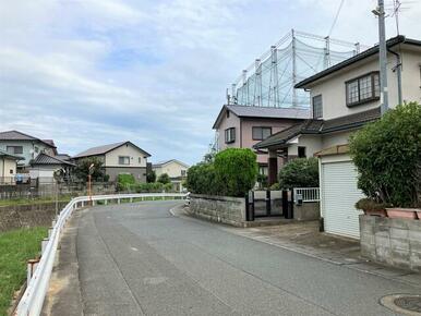 前面道路と外観