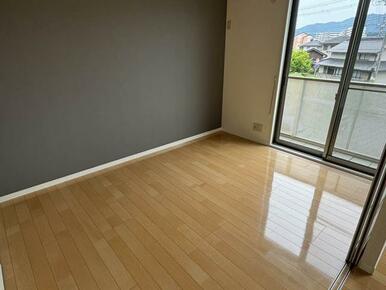【洋室】アクセントクロスで壁紙の色を１面変える事で、しっとりと落ち着いた雰囲気をコーディネートしまし