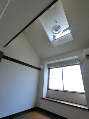 ロフト付きで天井が高いので開放感があるお部屋です。