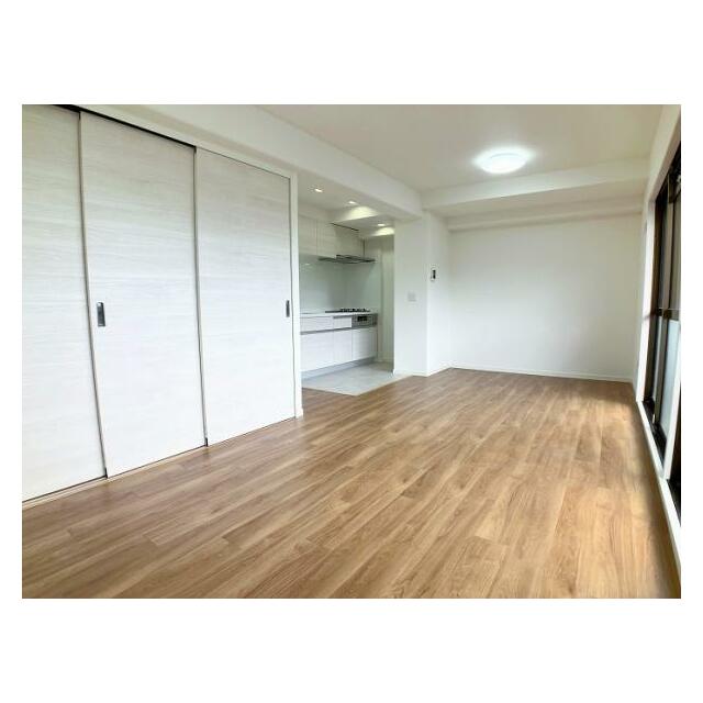 リビングは新品のフローリング張りやクロスの交換を行いました　日当たりも良好です