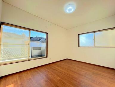 「2階南西側洋室＿約6帖」2面採光により陽当たり良好です。