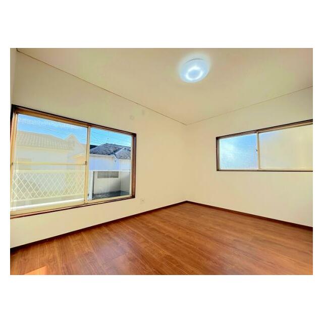 「2階南西側洋室＿約6帖」2面採光により陽当たり良好です。