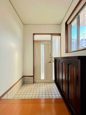 「玄関」採光付きで陽当たり良好です。