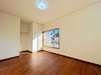 「2階南西側洋室」約6帖の空間です。床、クロスともに貼り替え済みです。