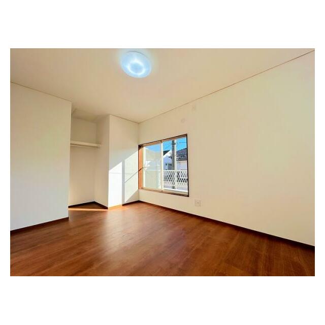 「2階南西側洋室」約6帖の空間です。床、クロスともに貼り替え済みです。