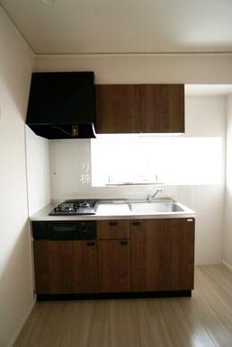 上下収納豊富・調理スペースあり！使い勝手の良いキッチンです♪