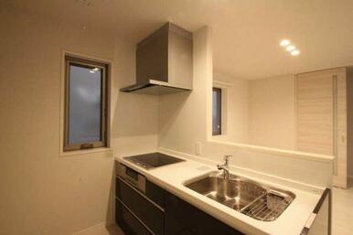 【キッチン】キッチンは対面キッチンとなっております。小窓が付いているため空気の入れ替えができます。