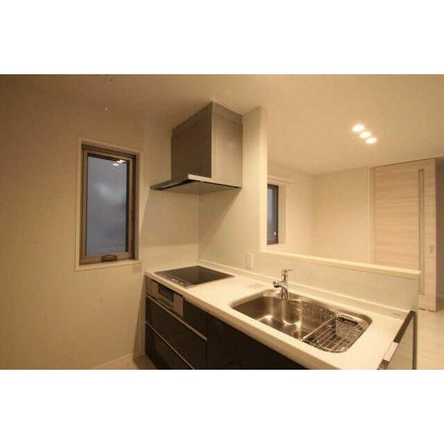 【キッチン】キッチンは対面キッチンとなっております。小窓が付いているため空気の入れ替えができます。